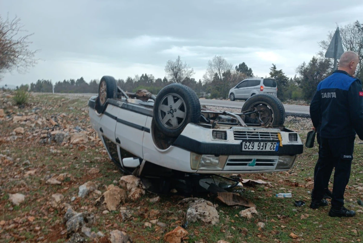 Araziye devrilen bu otomobilden sağ &ccedil;ıktılar