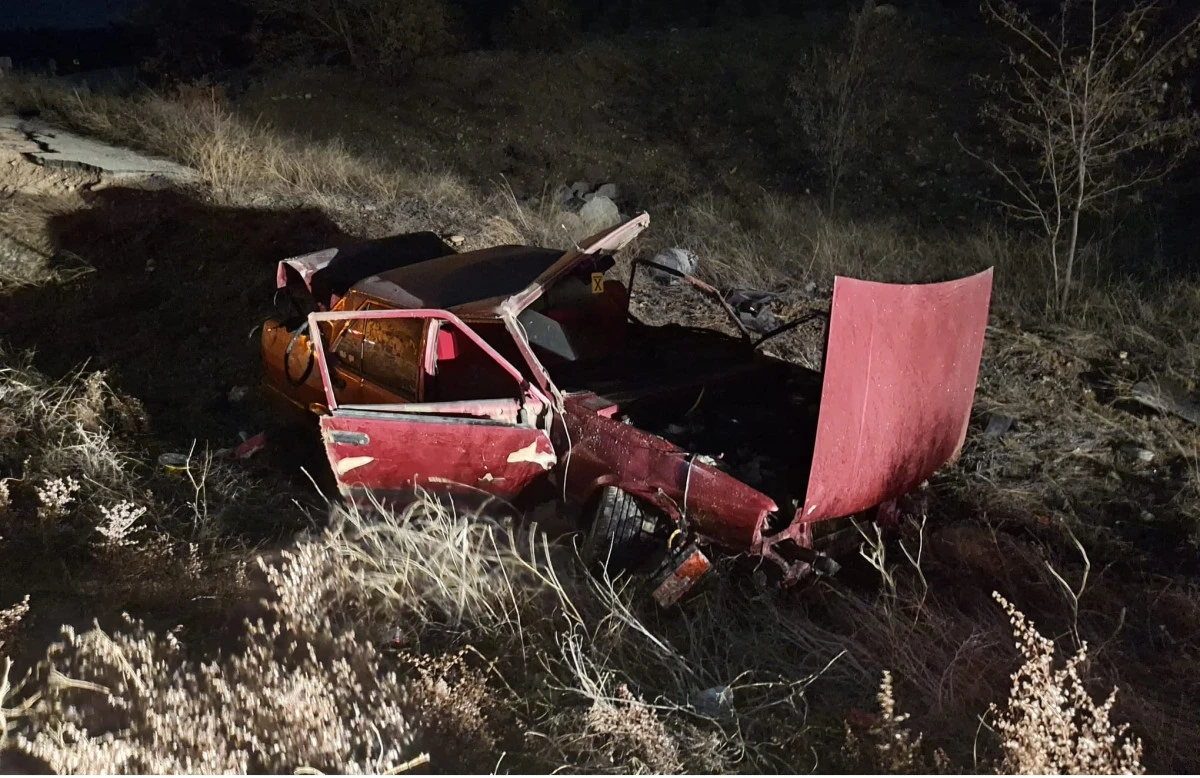 Araziye devrilen otomobilin s&uuml;r&uuml;c&uuml;s&uuml; yaralandı