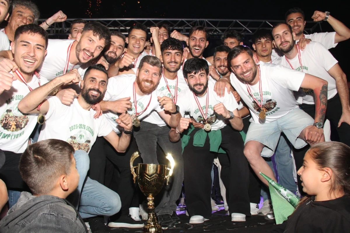 BAL&rsquo;a y&uuml;kselen &Uuml;z&uuml;ml&uuml;spor, tarihi başarıyı meydanda kutladı