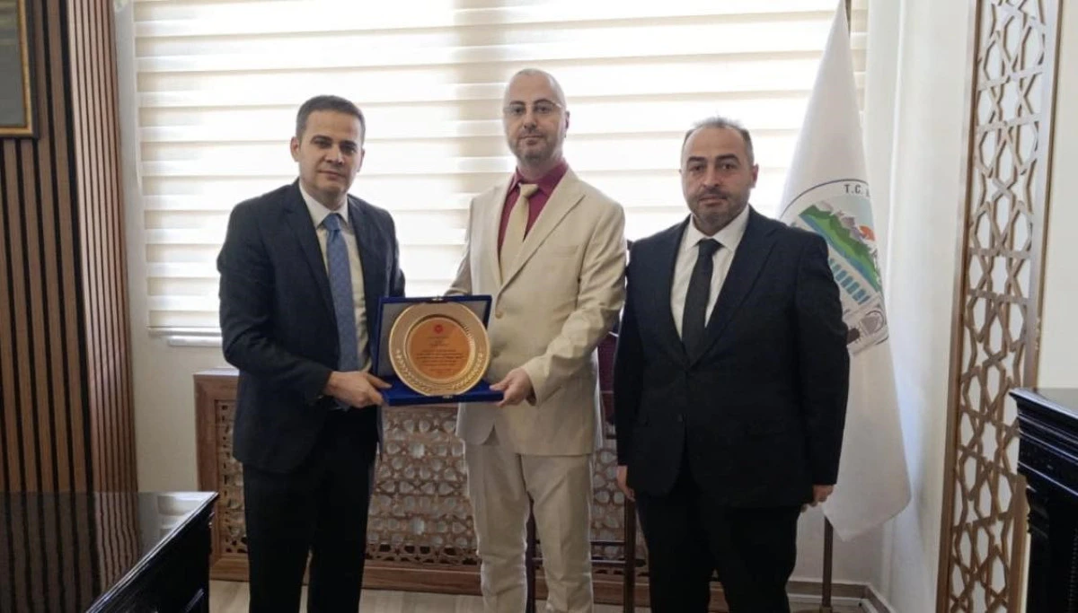 Başarı plaketle ta&ccedil;landı