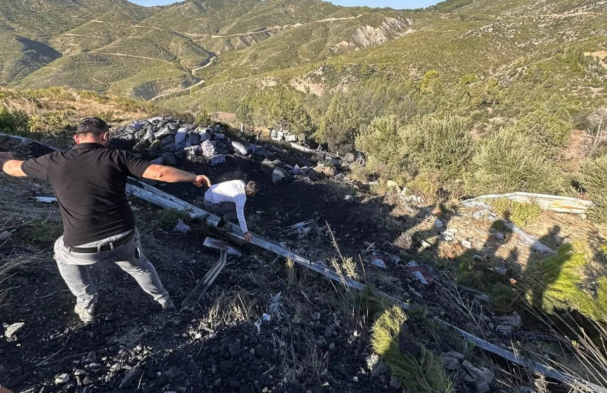 Beyşehir-Antalya Yolunda Tır U&ccedil;uruma Yuvarlandı: 2 Yaralı