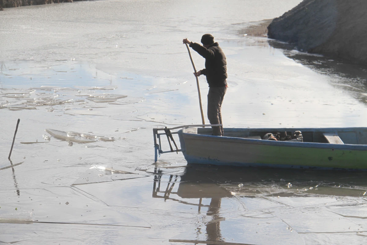 Beyşehir G&ouml;l&uuml;&rsquo;nde balık&ccedil;ıların buzla imtihanı!