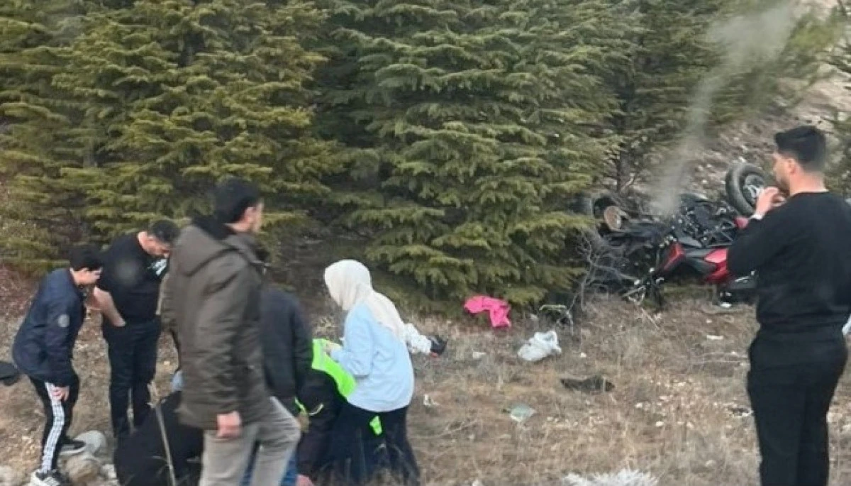 Beyşehir Konya yolunda motosiklet devrildi! 2 yaralı var