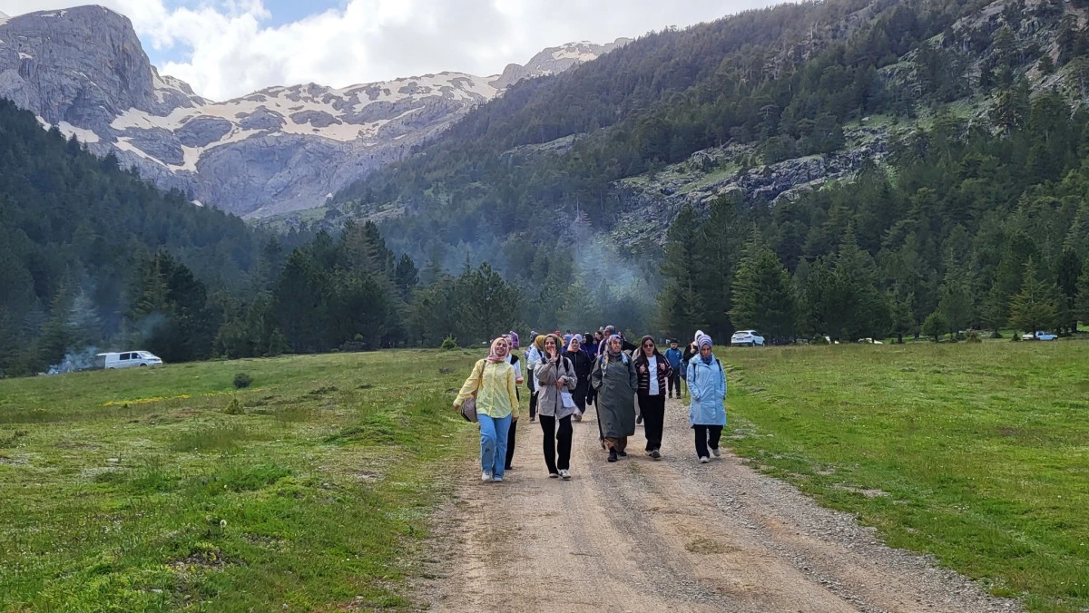 Beyşehir Trekking Grubu&rsquo;ndan Anneler G&uuml;n&uuml;&rsquo;ne &Ouml;zel Zirve Y&uuml;r&uuml;y&uuml;ş&uuml;