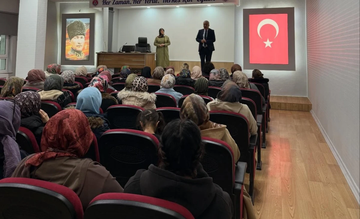 Beyşehir&rsquo;de &ldquo;Aileyi Ayakta Tutan Değerler&rdquo; konferansına yoğun ilgi