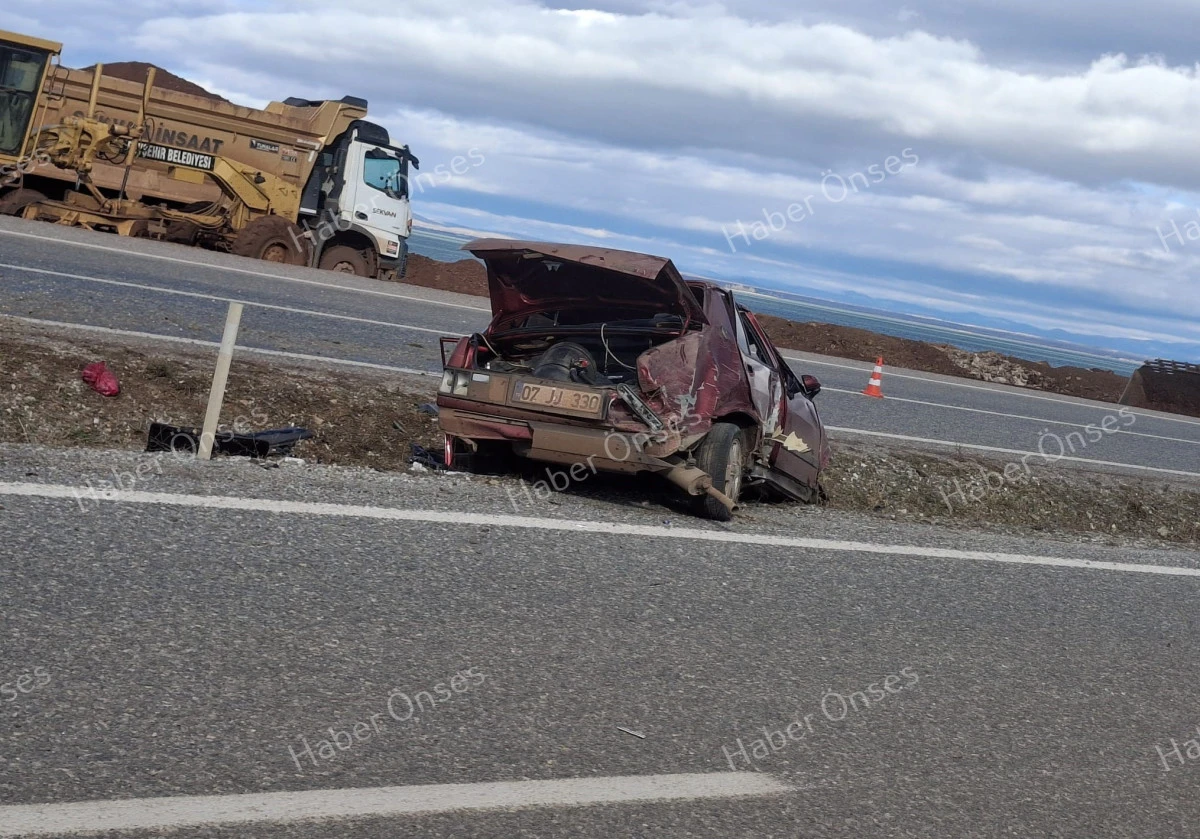 Beyşehir'de devrilen otomobildeki 2 kişi yaralandı