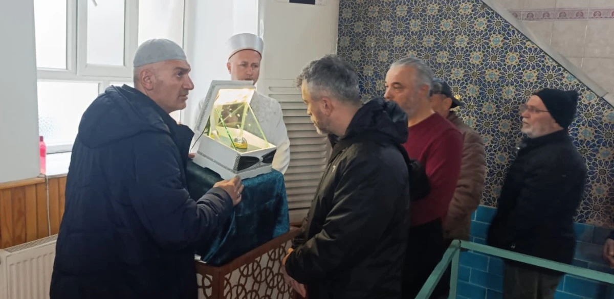 Beyşehir&rsquo;de Sakal-ı Şerif ziyarete a&ccedil;ıldı, vatandaşlar duygusal anlar yaşadı