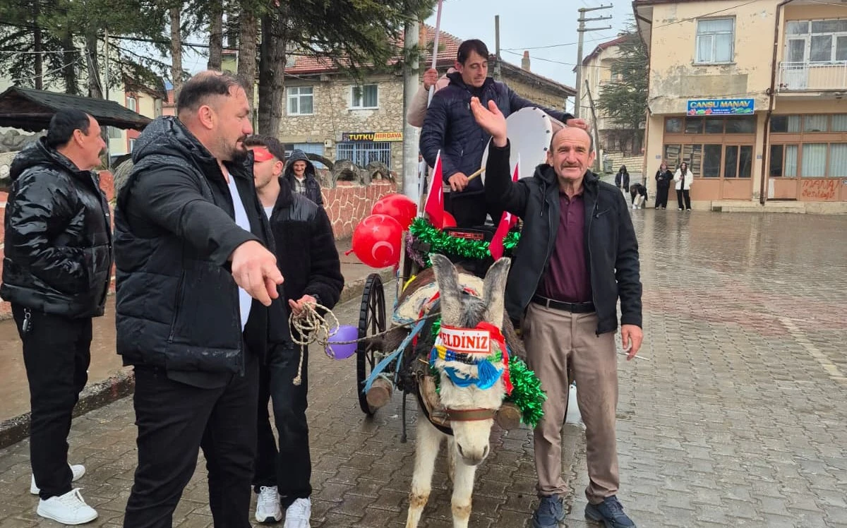 Bu mahallede davulcular bahşişi s&uuml;slenen eşek arabasıyla topluyor