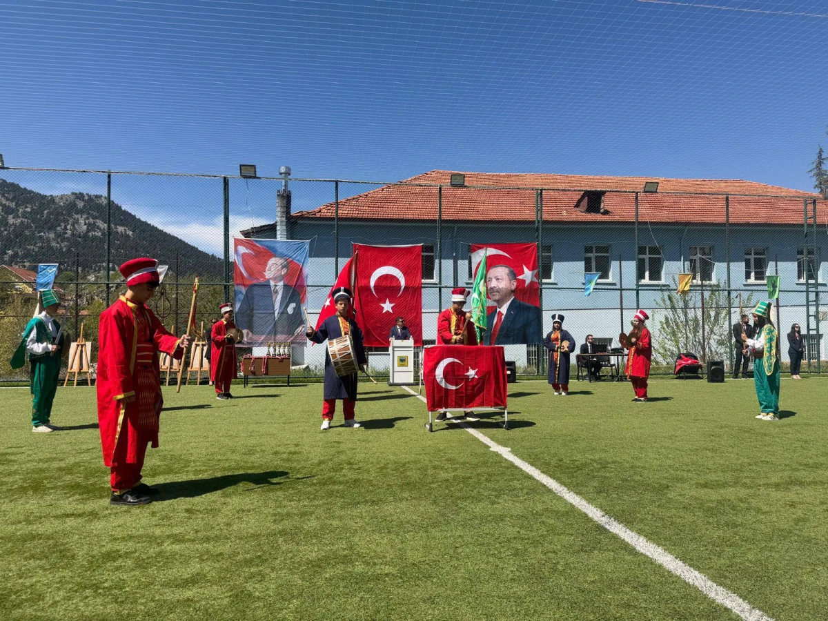 Derebucak&rsquo;ta Gen&ccedil;lik Bayramı Renkli G&ouml;r&uuml;nt&uuml;lere Sahne Oldu