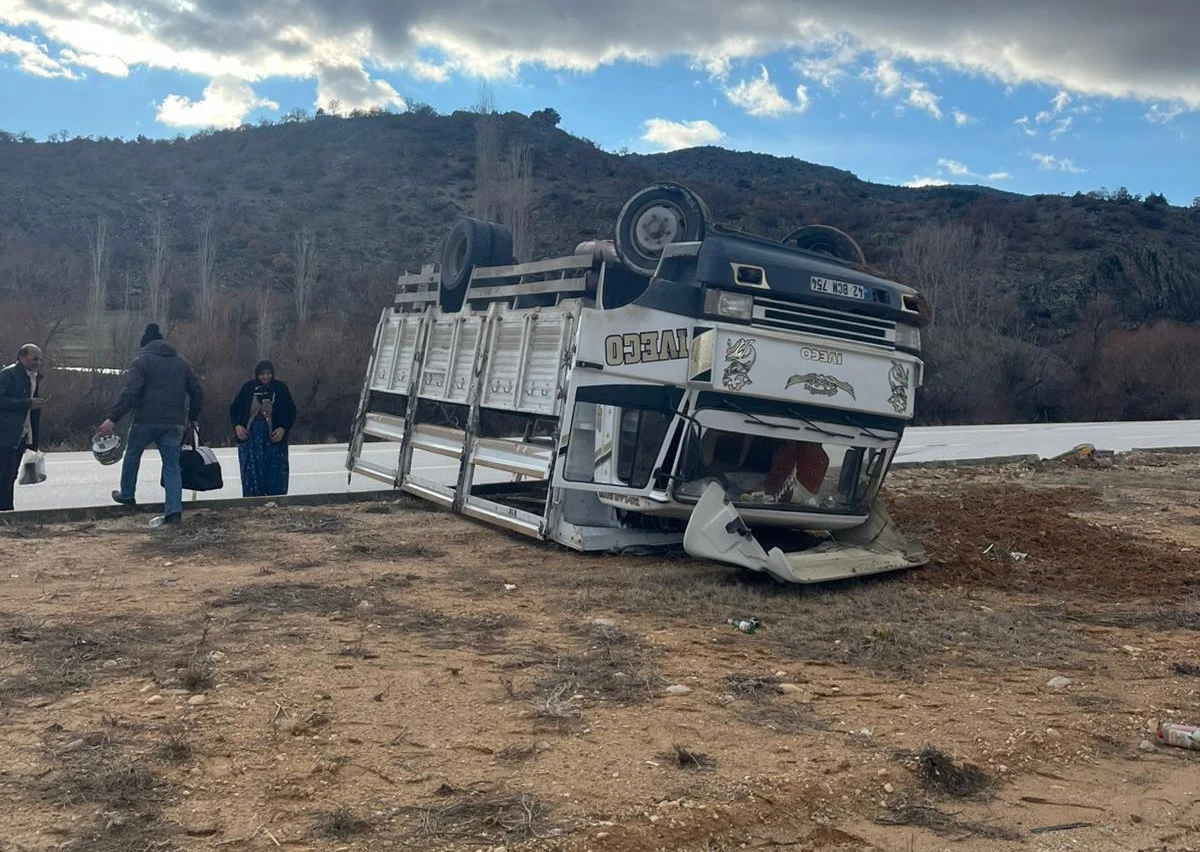 Devrilen kamyonun s&uuml;r&uuml;c&uuml;s&uuml; &ouml;l&uuml;mden d&ouml;nd&uuml;