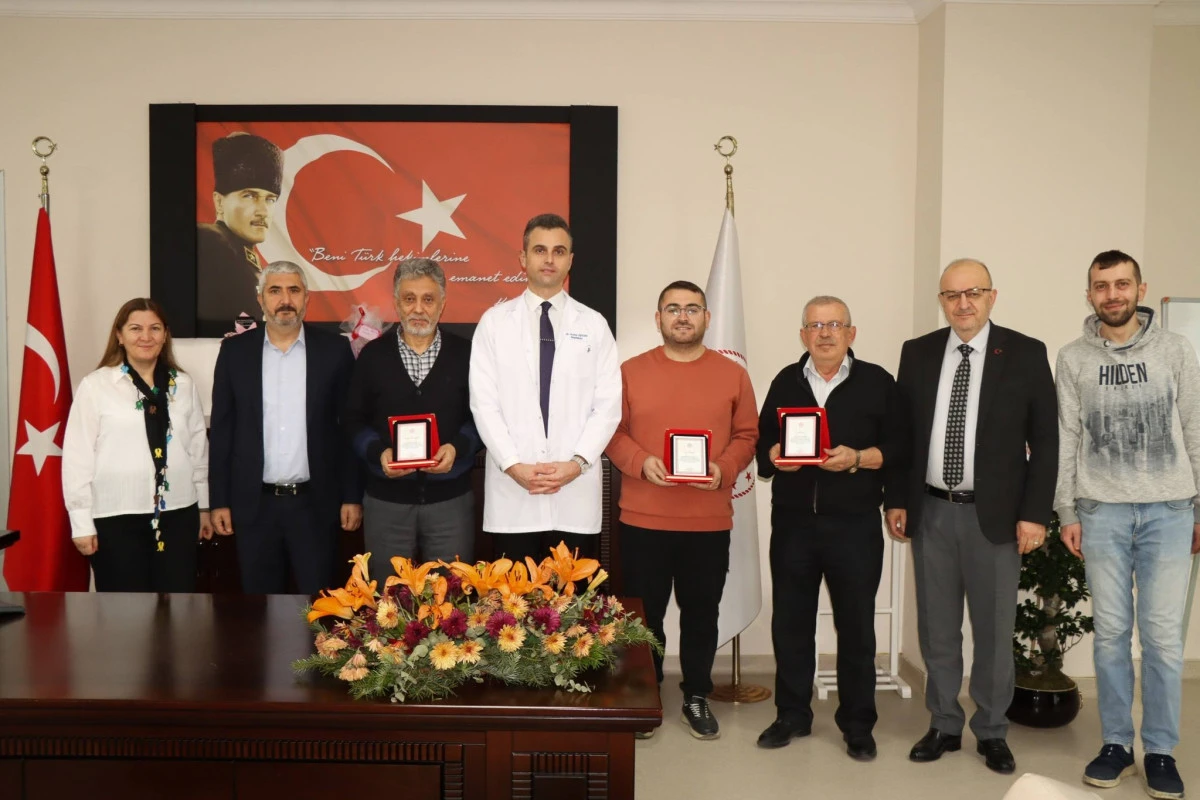 Emek unutulmadı, plaketle uğurlandılar