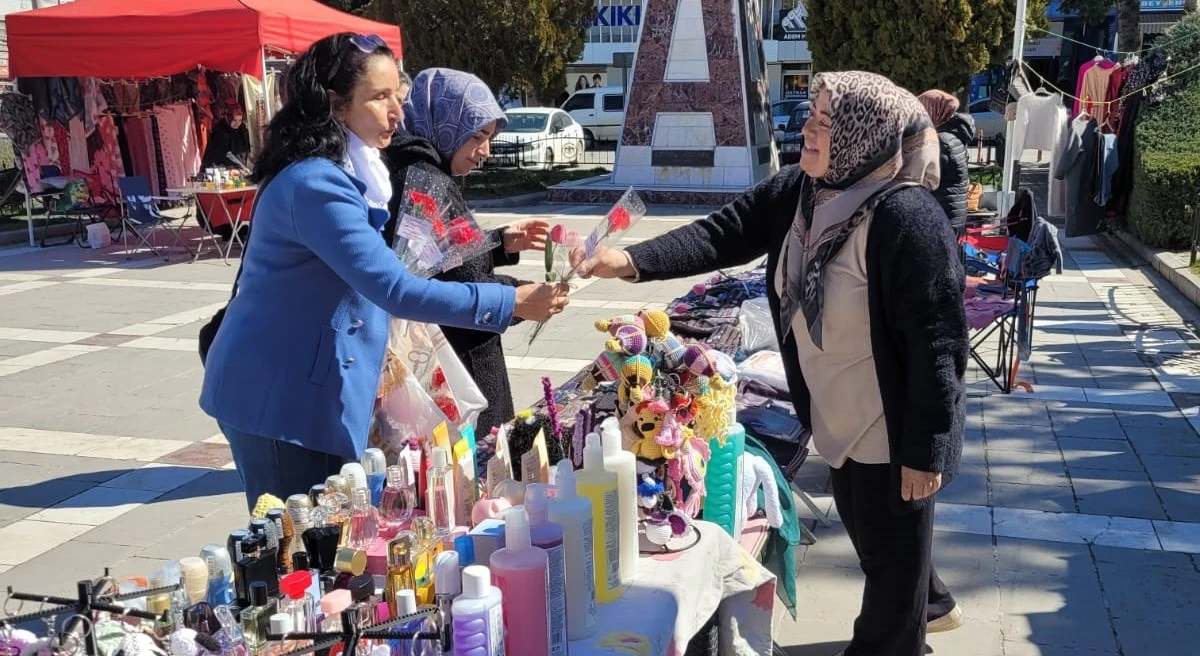 Emek&ccedil;i kadınlara &ccedil;i&ccedil;ek uzattılar