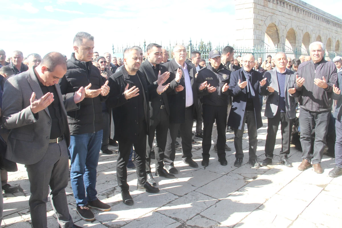 G&ouml;l kıyısında rahmet ve berekete ş&uuml;k&uuml;r i&ccedil;in eller semaya a&ccedil;ıldı