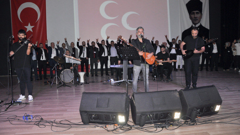 Sanat&ccedil;ı Ali Kınık, Beyşehirliler'i  t&uuml;rk&uuml;leriyle coşturdu