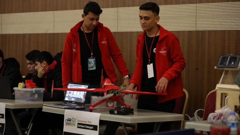 Beyşehirli &ouml;ğrencilerin robot ve projeleri de yarışmada boy g&ouml;sterdi