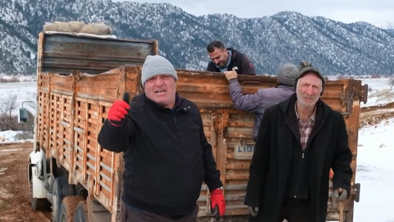 Yaylada yoğun kardan mahsur kalan besiciler yol a&ccedil;ılarak kurtarıldı