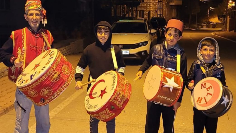 Derebucak'ta ramazanın vazge&ccedil;ilmezi! İsrafil Usta'dan sahur manileri