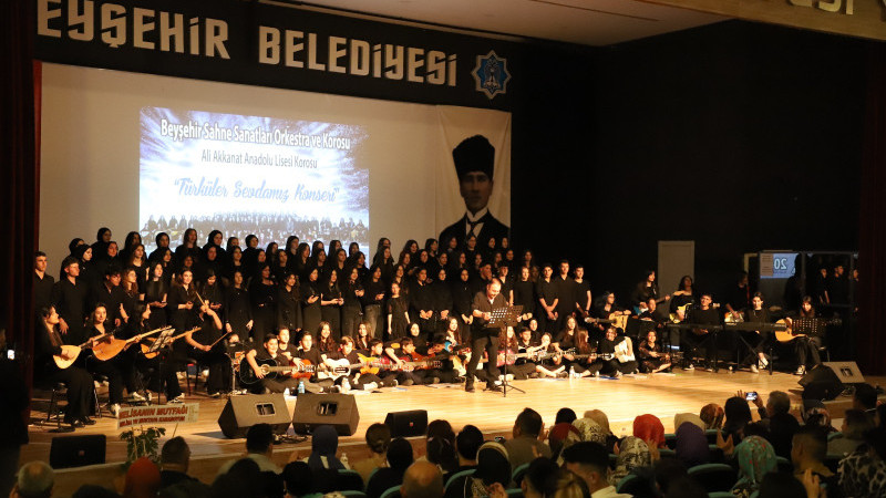 120 kişilik dev &ouml;ğrenci korosundan Beyşehirliler'e t&uuml;rk&uuml; ziyafeti