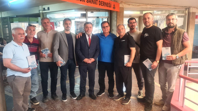 Kitap dostları "su misali"nin imza g&uuml;n&uuml;nde buluştu