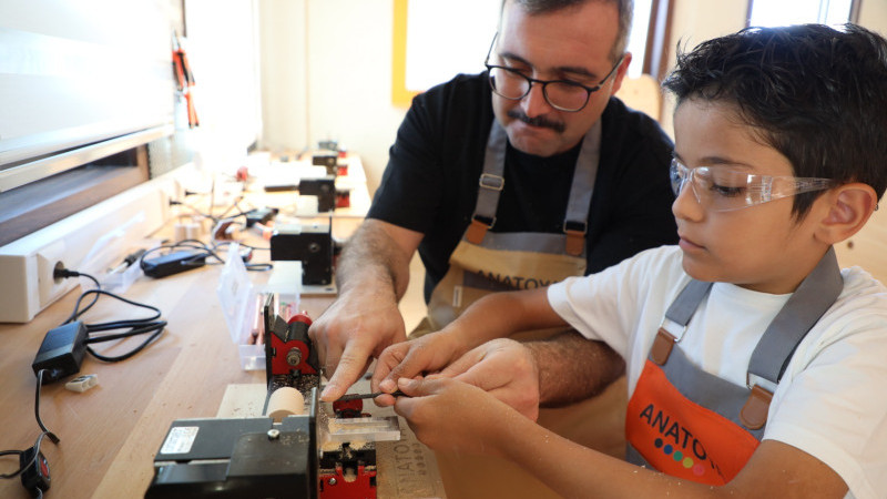 KOMEK'ten ahşap oyuncak &ccedil;ocuk-ebeveyn at&ouml;lyesi etkinliği