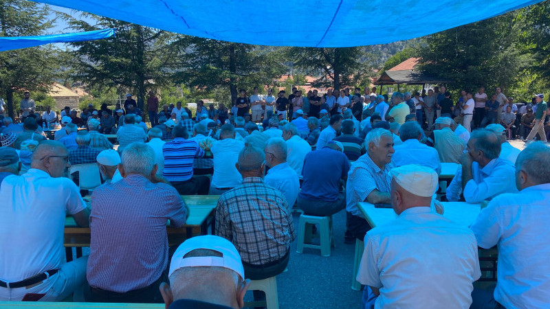 Mağaralarıyla &uuml;nl&uuml; yerleşimde &ccedil;ift&ccedil;iler rahmet i&ccedil;in ellerini semaya a&ccedil;tı