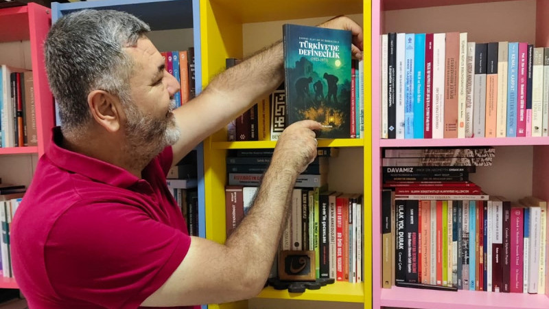 "T&uuml;rkiye'de definecilik" kitapseverlerle buluştu