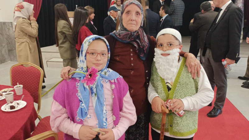 Kuşaklar buluşmasından renkli g&ouml;r&uuml;nt&uuml;ler