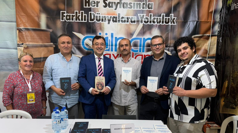Uğur Ecevit&rsquo;e kitap fuarında yoğun ilgi