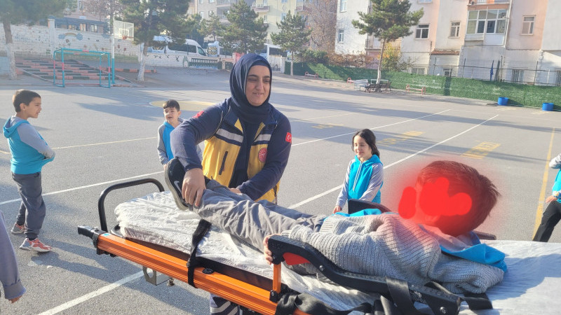 &Ouml;ğrenciler 112 Acil &Ccedil;ağrı Merkezini yerinde tanıdı