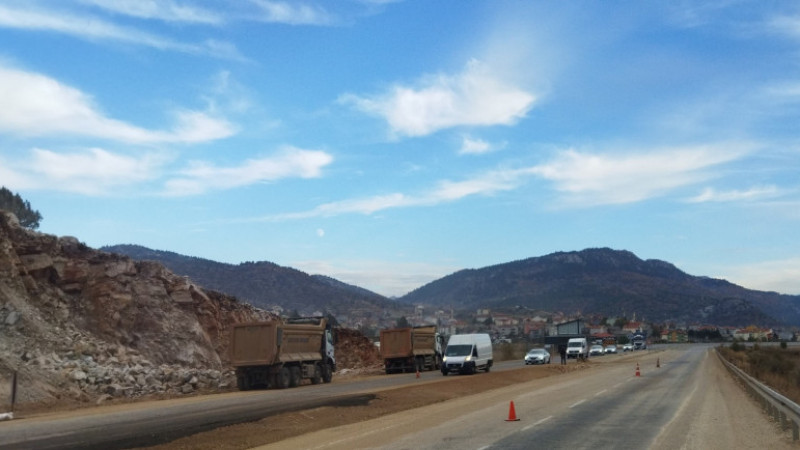 S&uuml;r&uuml;c&uuml;ler dikkat! Beyşehir Antalya kara yolunda patlatma var