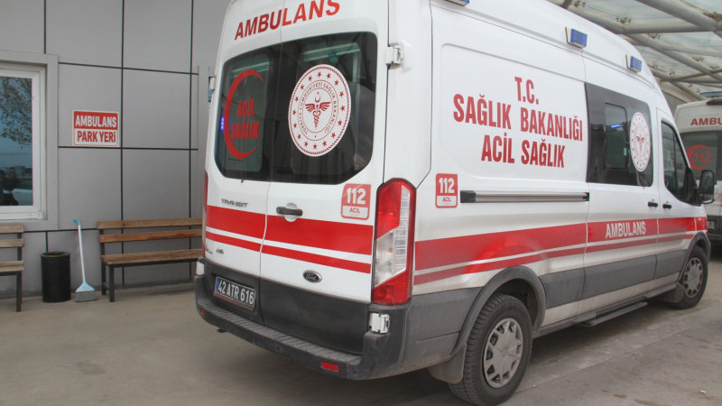 Ahırda dananın teptiği besici hastanelik oldu