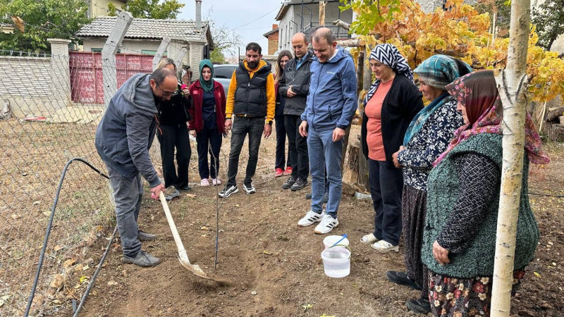 Evde sağlık hizmetinden yararlanan yaşlı hastalar adına fidanlar toprakla buluşturuldu