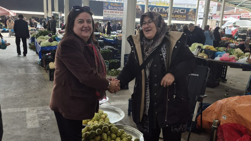 Zahide Zor ve y&ouml;netimi esnafın yanında