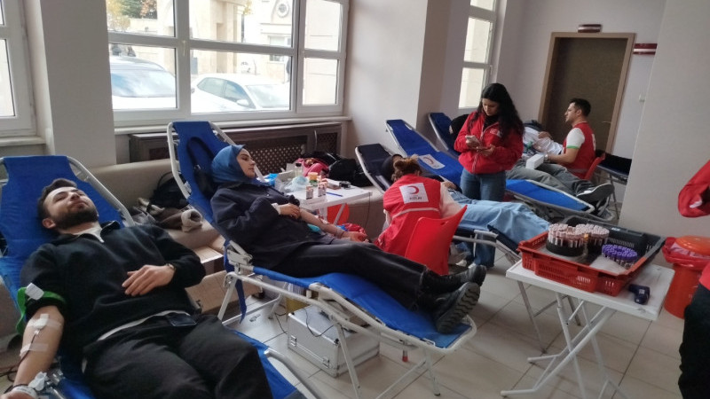 Kızılay&rsquo;a destek &ccedil;ığ gibi b&uuml;y&uuml;d&uuml;