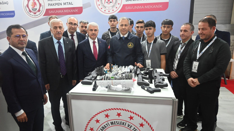 Bakanlar, tedarik&ccedil;i buluşmasında &uuml;reten &ouml;ğrencilerle buluştu