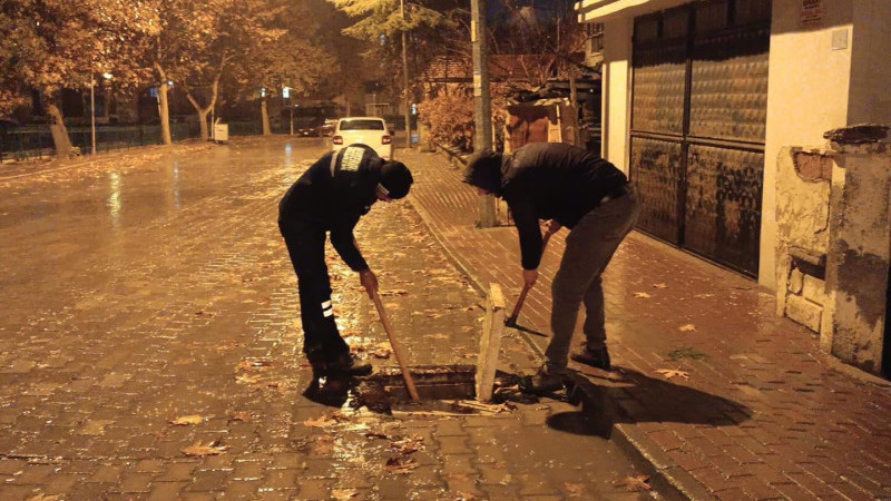 Beklenen rahmet geldi, belediye ekipleri teyakkuza ge&ccedil;ti
