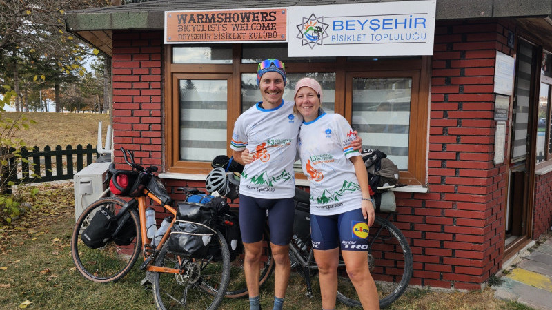 D&uuml;nya turundaki &ccedil;ifte Beyşehir&rsquo;de s&uuml;rpriz kutlama