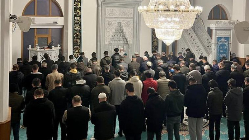 Sabahın bereketinde &uuml;niversiteliler aynı saflarda! &Ccedil;orba da ikram edildi