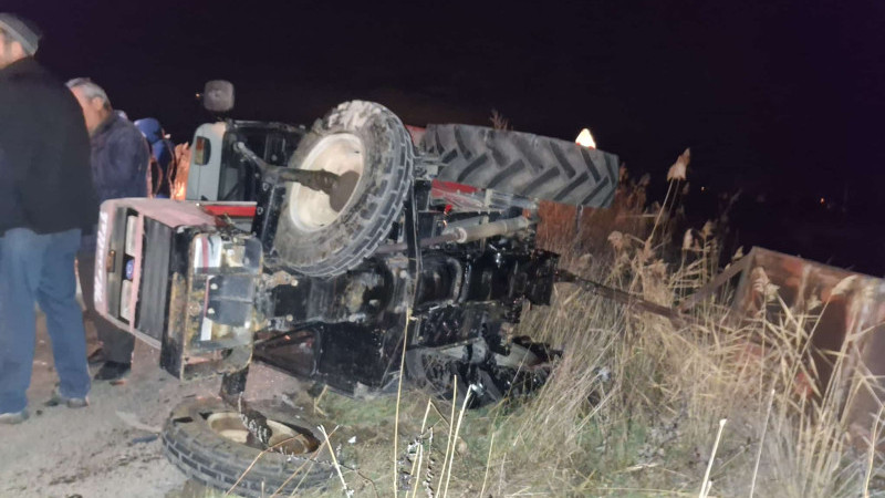 Otomobille trakt&ouml;r&uuml;n &ccedil;arpıştığı kazada 2 kişi yaralandı