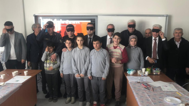 Engelliler g&uuml;n&uuml; kutlamaları empati etkinliği ile renklendi