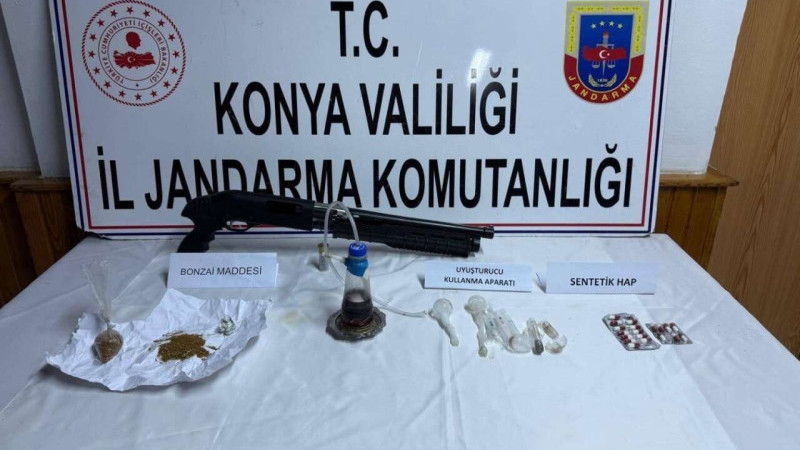 Trafik kazası sonucu uyuşturucu &ccedil;ıktı