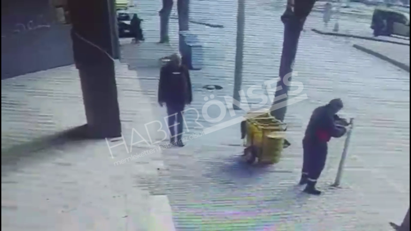 Kaza anı kamerada! Kaldırımdaki anne ve bebek arabasına b&ouml;yle &ccedil;arptı