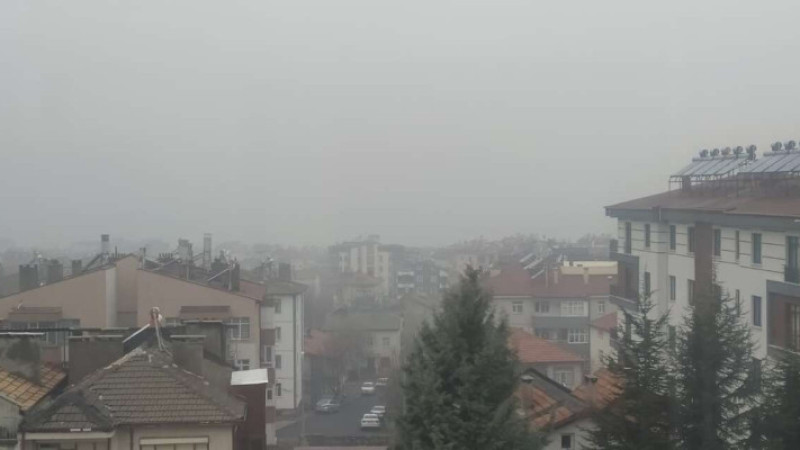 İl&ccedil;eyi sis kapladı, g&ouml;l g&ouml;r&uuml;nmez oldu