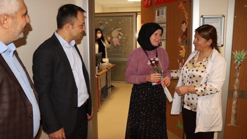 Sağlığın G&ouml;r&uuml;nmez Kahramanlarına  &Ccedil;i&ccedil;ekli Teşekk&uuml;r