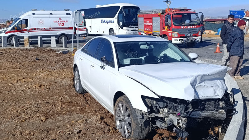 H&uuml;y&uuml;k&rsquo;teki trafik kazasında 2 kişi yaralandı