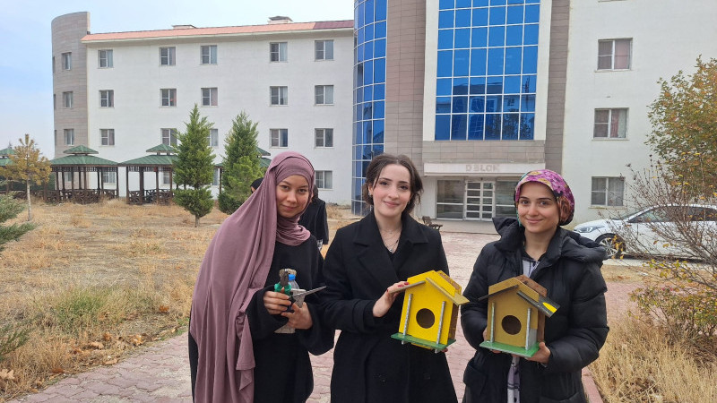 Yurt bah&ccedil;elerinde kuş ve can dostlara sığınak