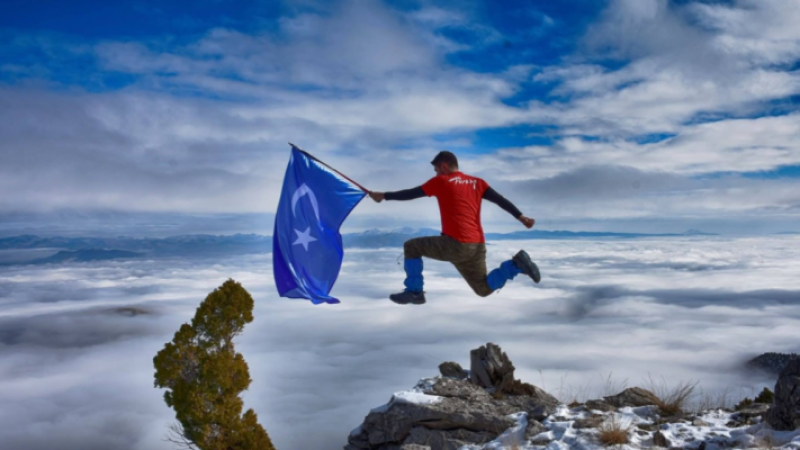 Zirvedeki &ouml;zg&uuml;rl&uuml;k pozu nefes kesti