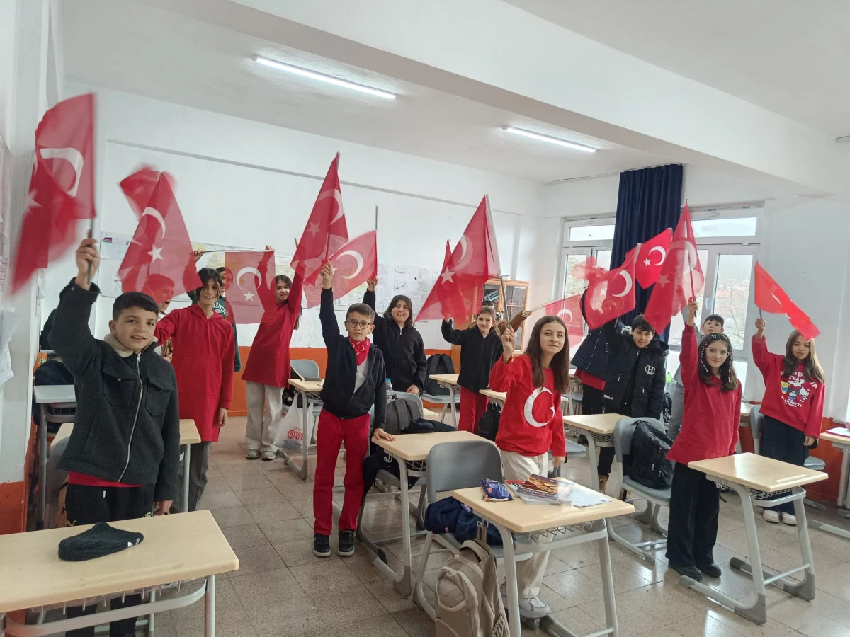 H&uuml;y&uuml;k kırmızı beyaz