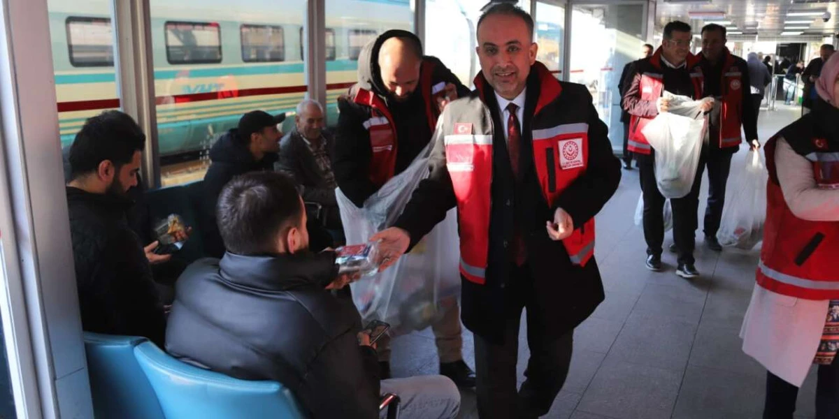 İftar saatinde yolda olanlara yiyecek dağıtıldı