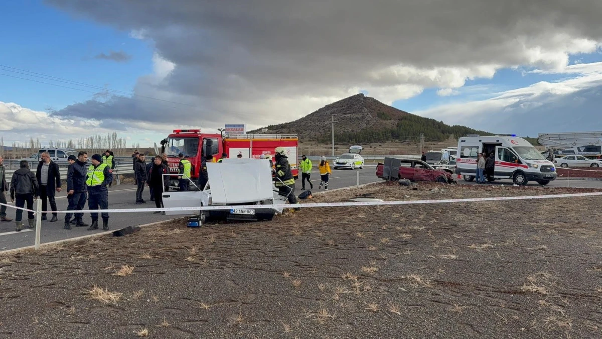 İki otomobil kavşakta &ccedil;arpıştı, 1 &ouml;l&uuml;, 1 yaralı